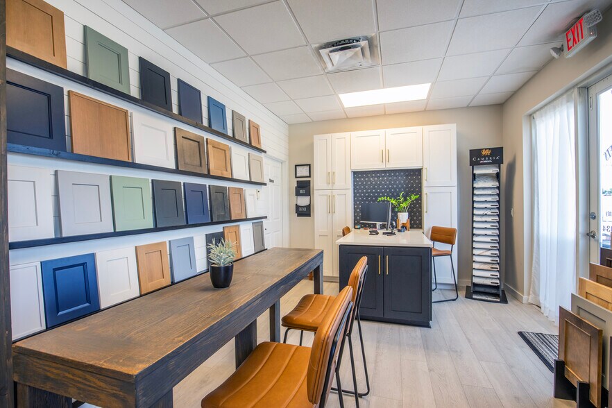 More Photos Of 330 NW Enterprise Dr, Port Saint Lucie Showroom For Lease