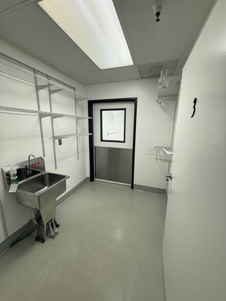 More Photos Of 7901 Vickers St, San Diego Medical For Sale