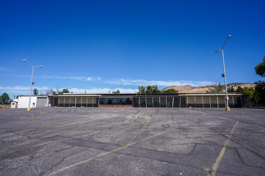 More Photos Of 6225 S 6th St, Klamath Falls Showroom For Sale