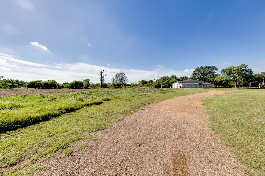 More Photos Of 4095 SE I 10 Frontage Rd, Sealy Medical For Lease