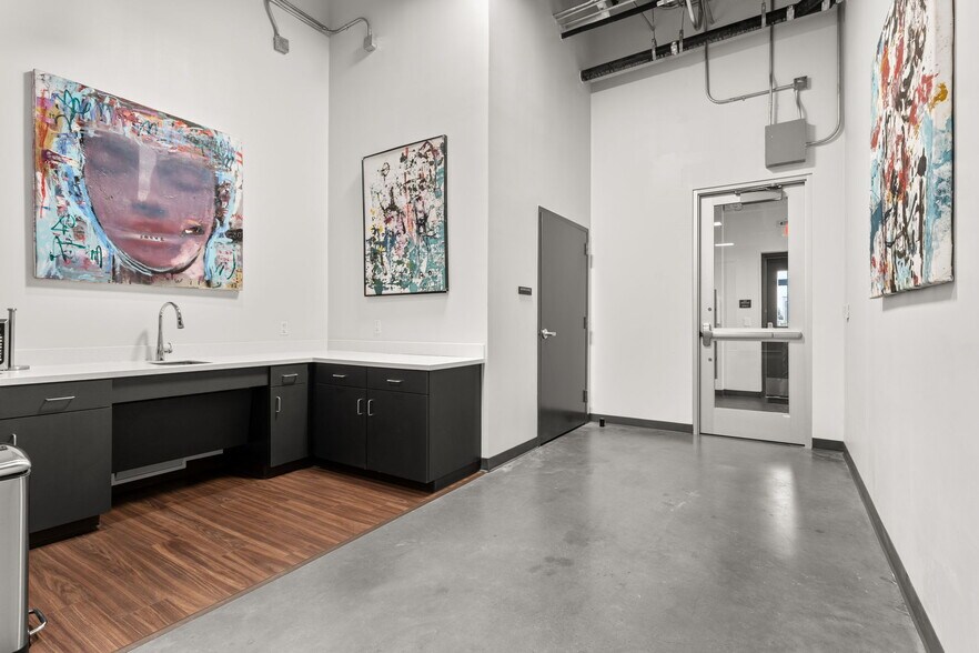 More Photos Of 4229 N FM 620 Hwy, Austin Showroom For Sale