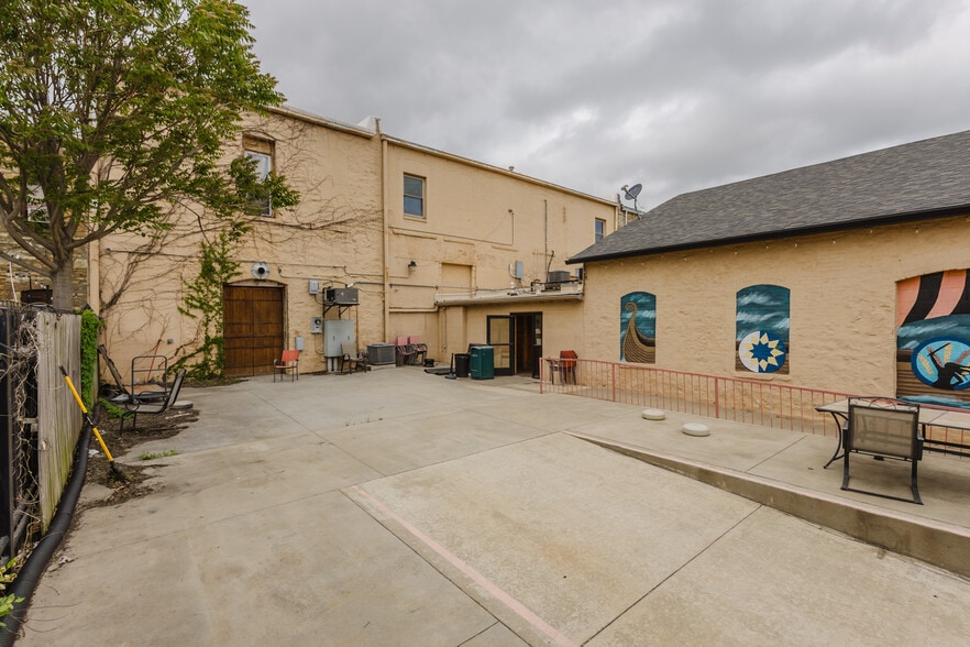 More Photos Of 830 N Kansas Ave, Topeka Bar For Sale