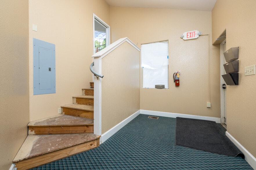 More Photos Of 2127 S Giddings St, Visalia Religious Facility For Lease