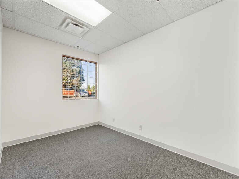 More Photos Of 470-560 Kingsway, Vancouver Storefront For Sale