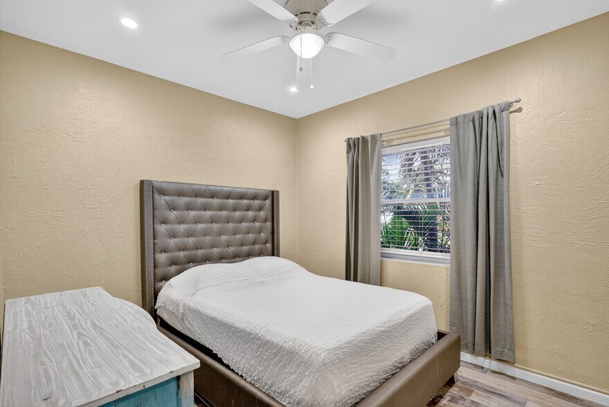 More Photos Of 1884 Southpointe Dr, Sarasota Apartments For Sale