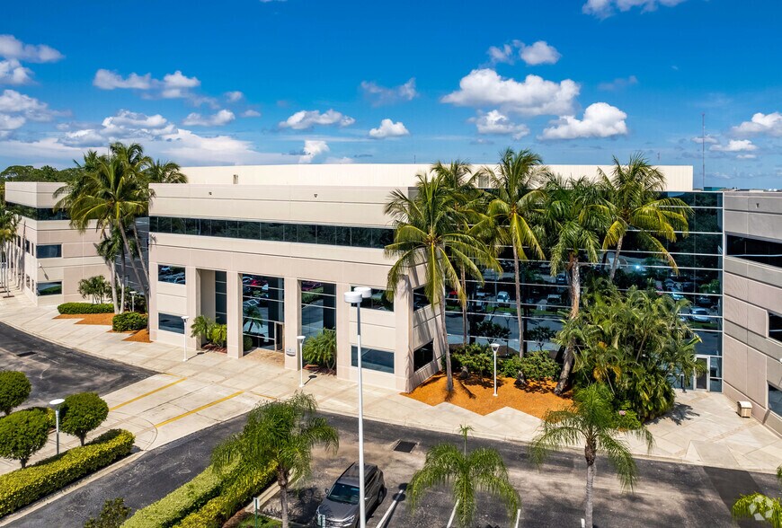 More Photos Of 101 Paramount Dr, Sarasota Office Residential For Lease