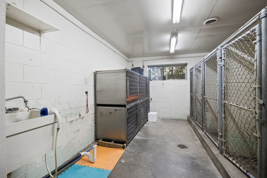 More Photos Of 1302 W US Highway 71, Savannah Industrial For Sale