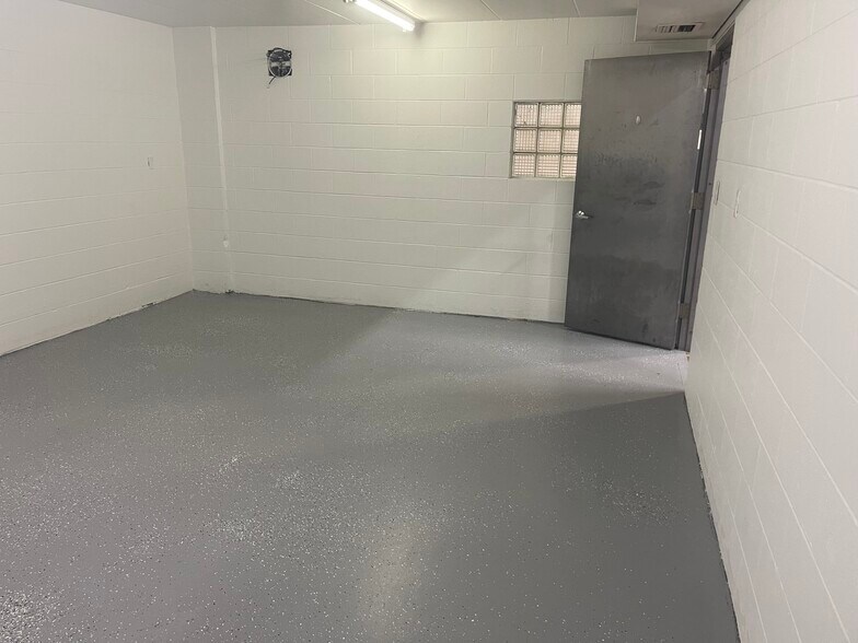 More Photos Of 900 S Cogswell Dr, Silver Lake Warehouse For Lease