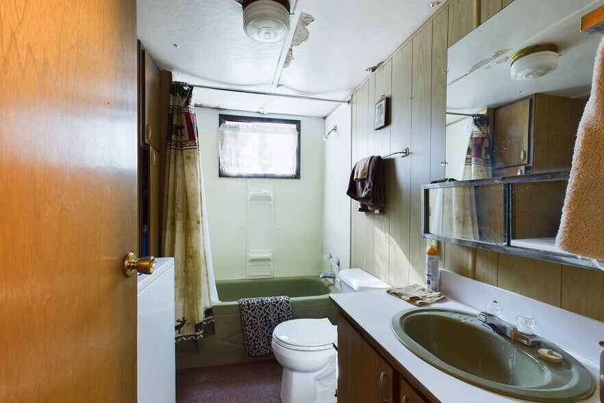 More Photos Of 213and 233 Main st, Roy Restaurant For Sale