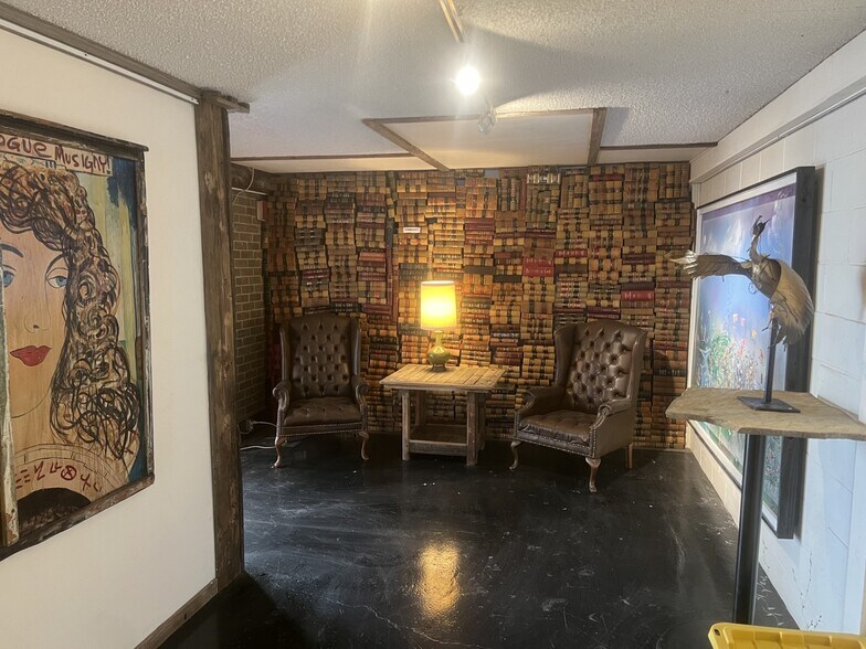 More Photos Of 132 Nacogdoches St, Center Storefront Retail Residential For Sale