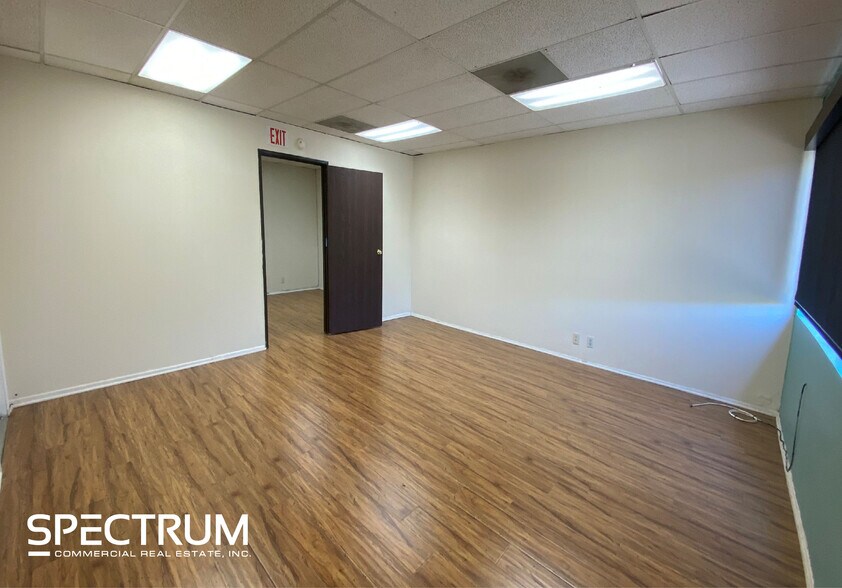 More Photos Of 20951-20963 Devonshire St, Chatsworth Office For Lease