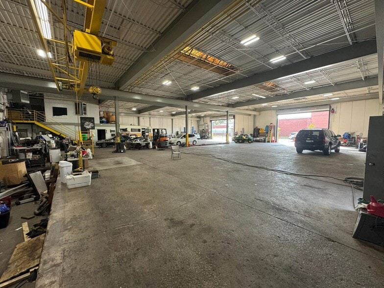 More Photos Of 4451 W Kinzie St, Chicago Warehouse For Lease