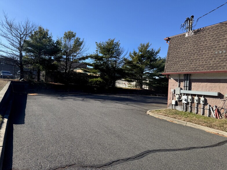 More Photos Of 825 Mill Rd, Pleasantville Distribution For Lease