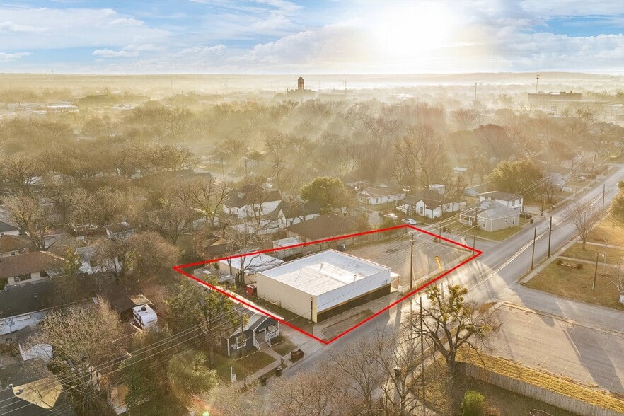 More Photos Of 504 Granbury St, Cleburne Storefront For Sale