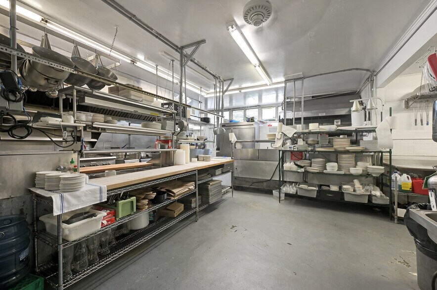 More Photos Of 313 Three Mile Harbor Rd, East Hampton Restaurant For Lease