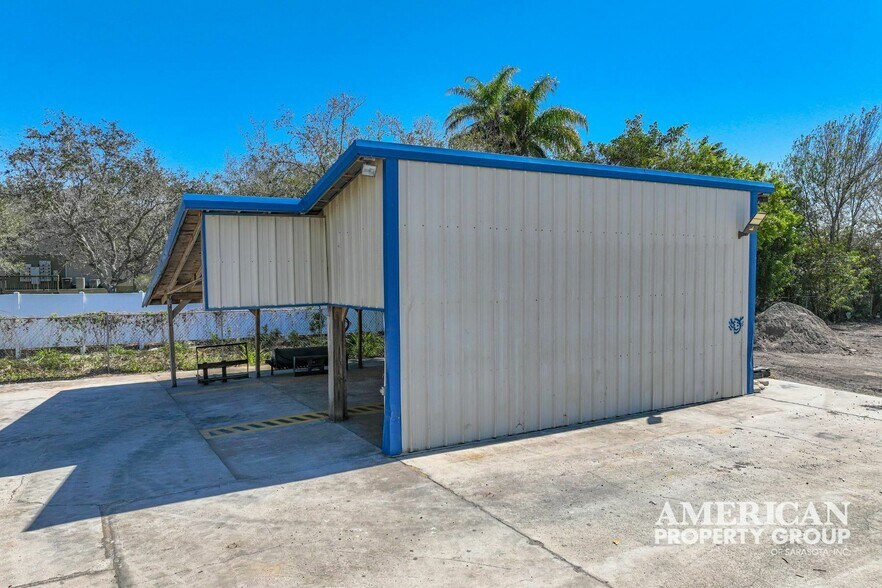 More Photos Of 5611 15th St E, Bradenton Freestanding For Lease