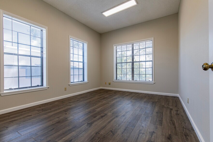 More Photos Of 1823 Fort View Rd, Austin Office For Sale