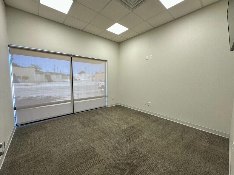 More Photos Of 1025 Oak St, Abilene Office For Lease