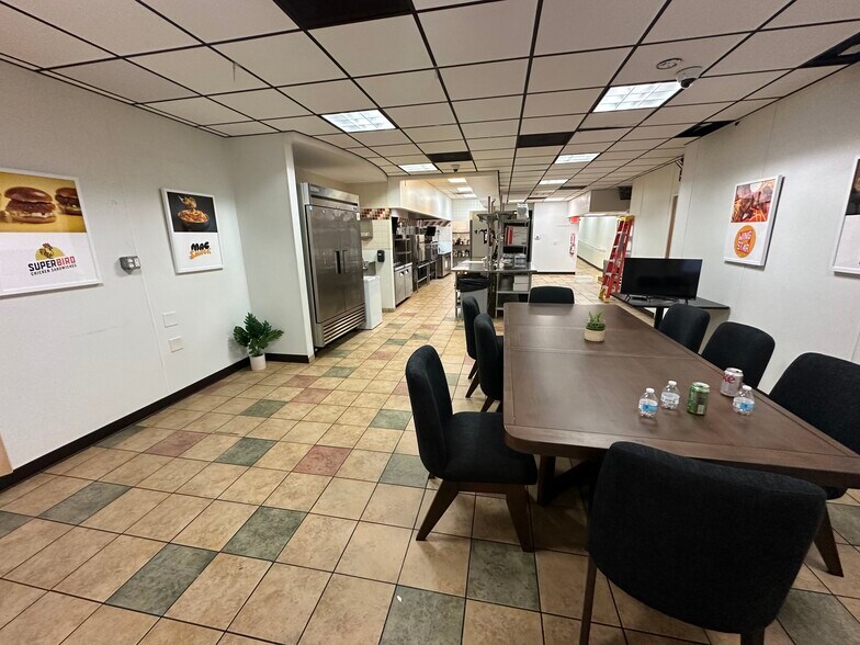 More Photos Of 420 S Ervay St, Dallas Storefront Retail Office For Lease