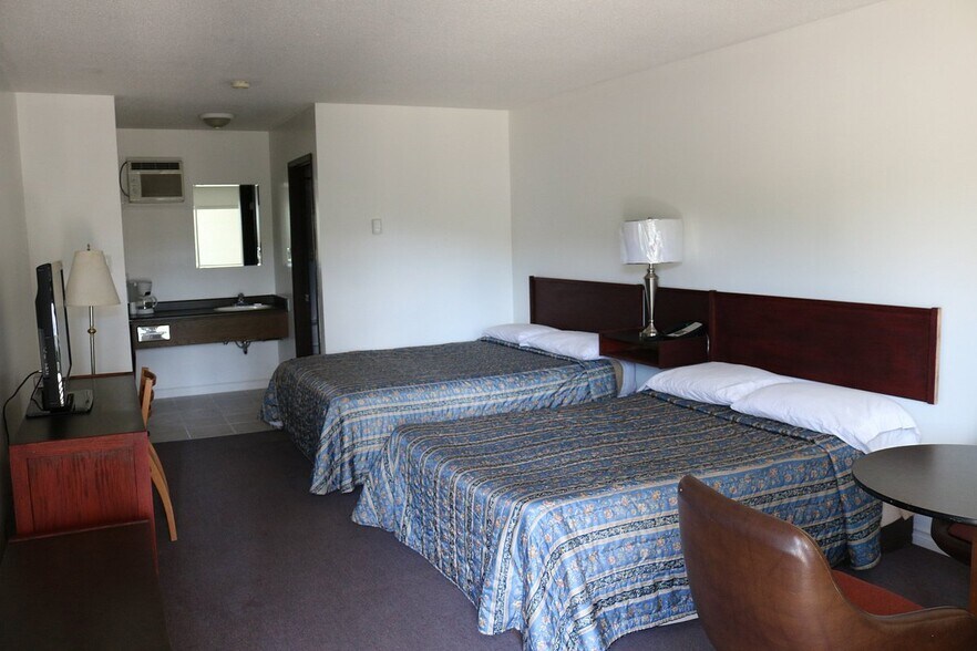 More Photos Of 5305 S Access Rd, Chetwynd Hotel For Sale