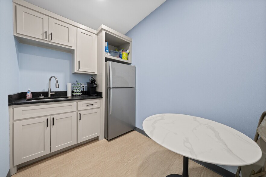 More Photos Of 4159 Highway 6, Clifton Showroom For Sale
