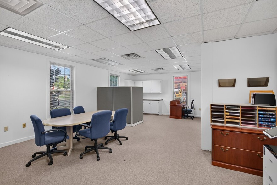 More Photos Of 800 Country Club Rd, Harrisonburg Office For Sale