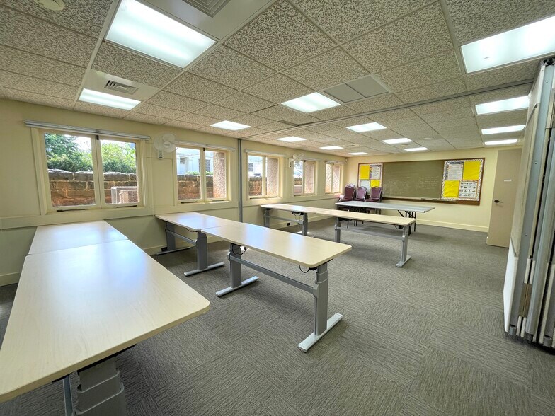 More Photos Of 766 N King St, Honolulu Office For Lease