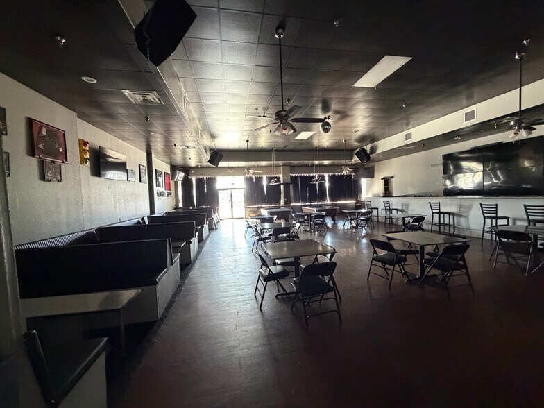 More Photos Of 140 Collins Rd, Richmond Storefront For Lease