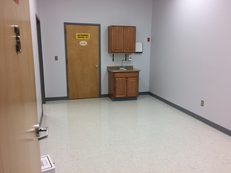 More Photos Of 289 N Plank Rd, Newburgh Office For Lease