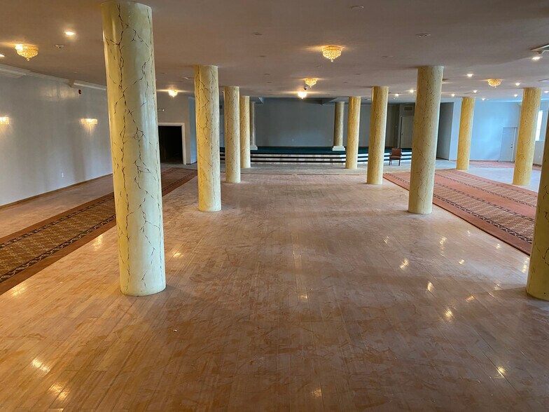 More Photos Of 2613 W Hunting Park Ave, Philadelphia Light Distribution For Lease
