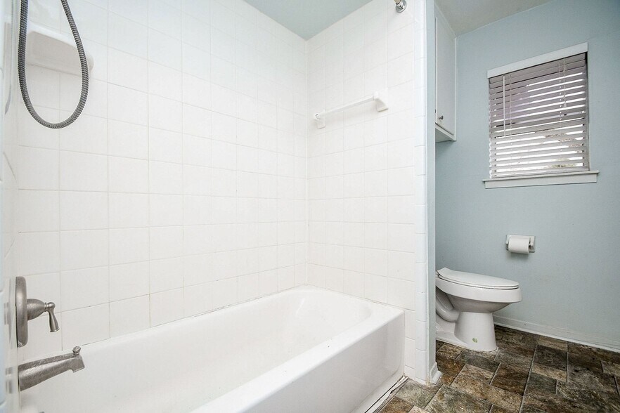 More Photos Of 11602 Dover St, Houston Flex For Lease