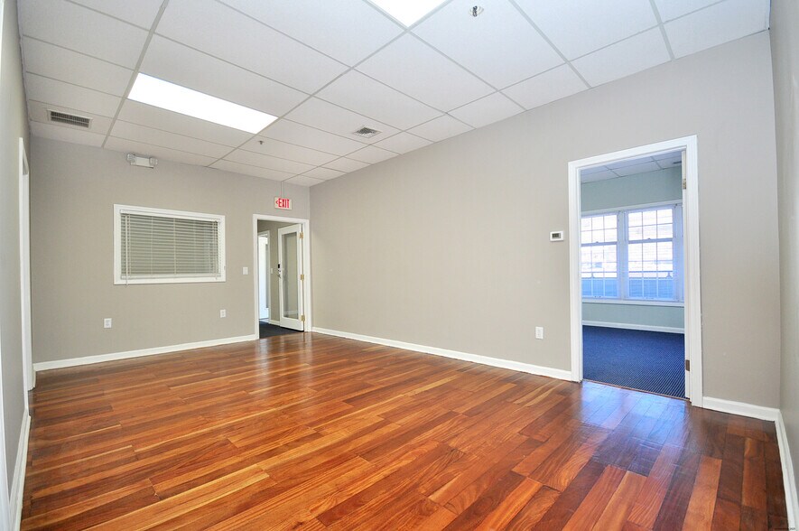 More Photos Of 75 Berlin Rd, Cromwell Medical For Lease