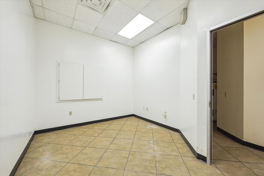 More Photos Of 16512-16580 El Camino Real St, Houston Storefront For Lease
