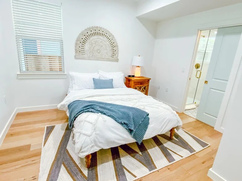 More Photos Of 2503 E Cesar Chavez St, Austin Office Residential For Lease