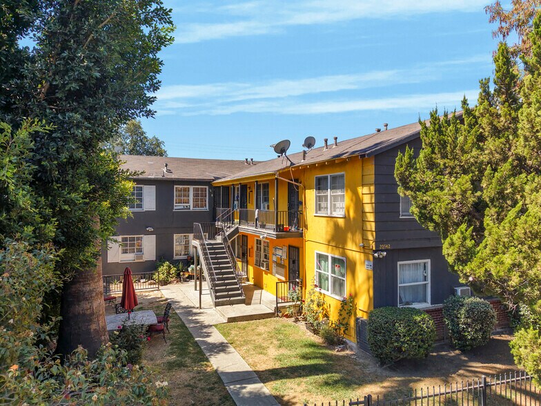 More Photos Of 20542 Hartland St, Winnetka Apartments For Sale