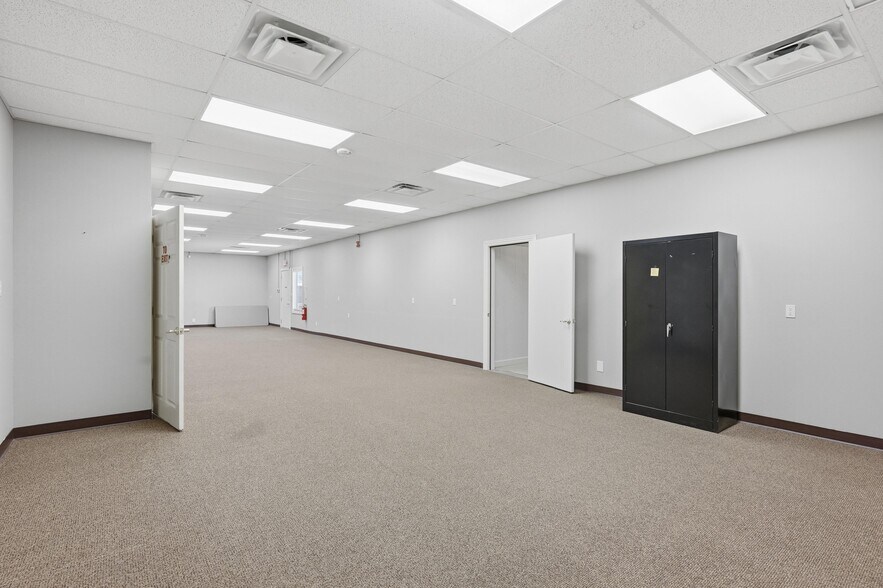 More Photos Of 2307 Missouri Ave, Carthage Light Distribution For Sale