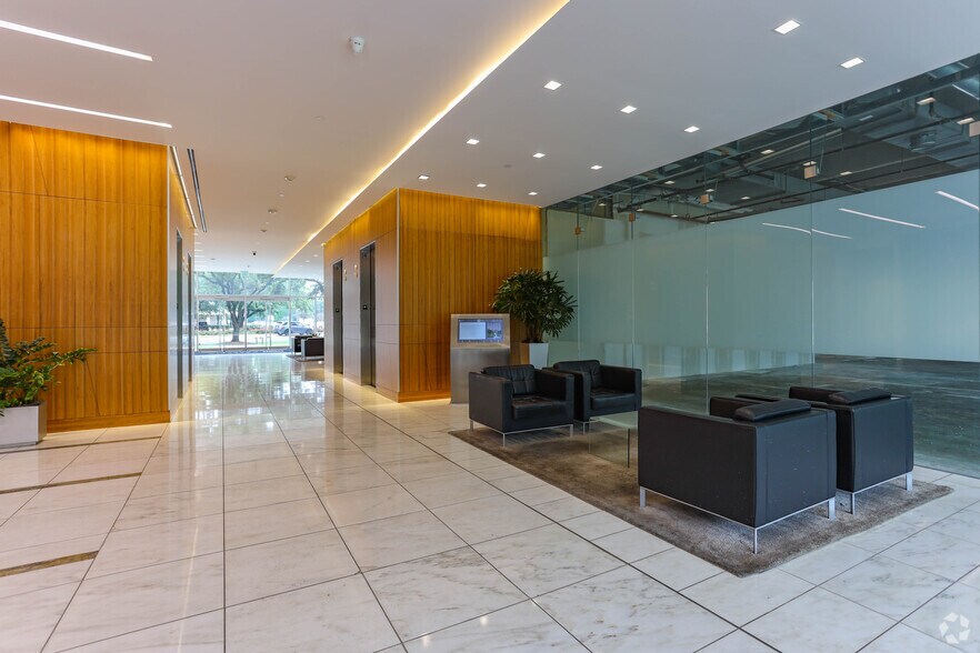 More Photos Of 5251 Westheimer Rd, Houston Unknown For Lease