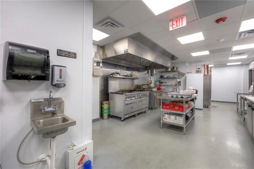 More Photos Of 4545 N Brighton Ave, Kansas City Bar For Sale