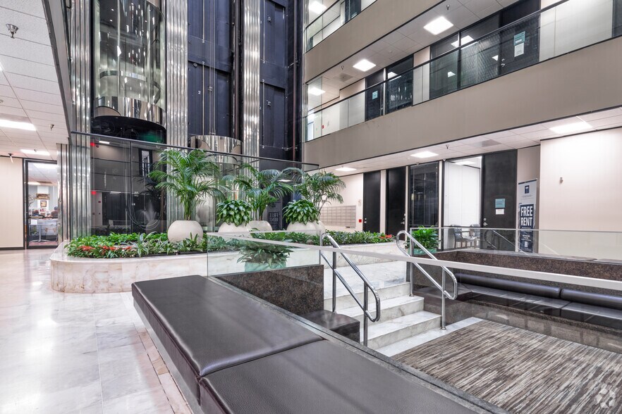 More Photos Of 11811 North Freeway, Houston Office For Lease