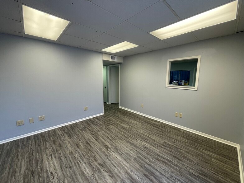 More Photos Of 1325 S Houston Ave, Humble Warehouse For Lease