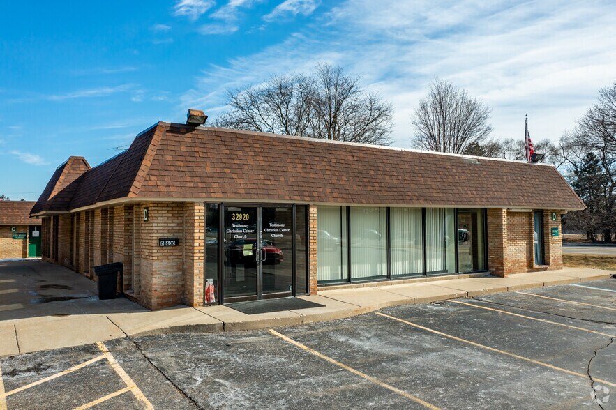 More Photos Of 32910 W 13 Mile Rd, Farmington Hills Medical For Sale