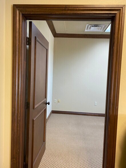 More Photos Of 307 E Danforth Rd, Edmond Office Residential For Sale