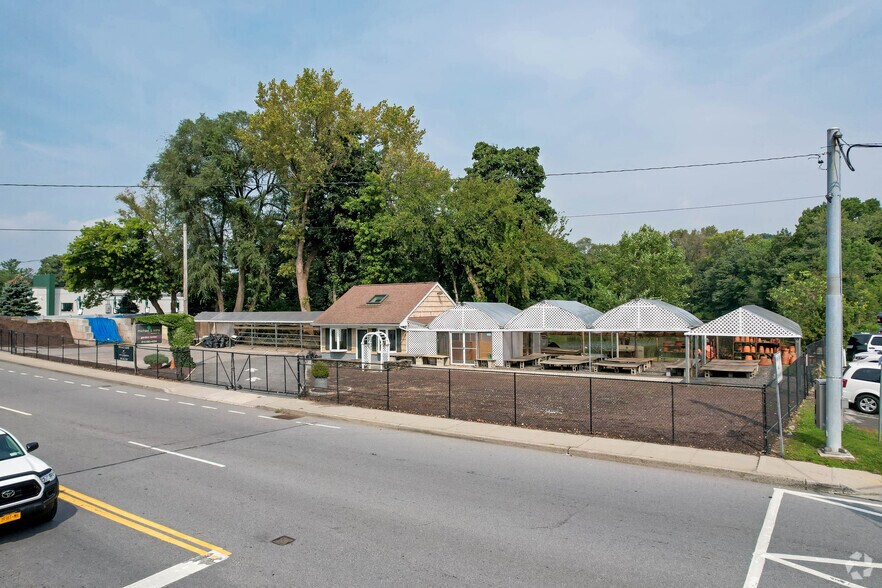 Primary Photo Of 200 Tarrytown Rd, White Plains Garden Center For Lease