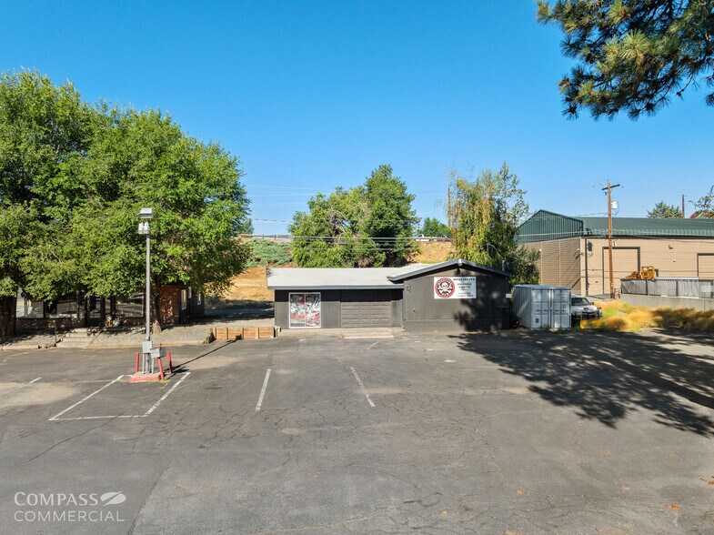 More Photos Of 1819 NE Division St, Bend Freestanding For Sale