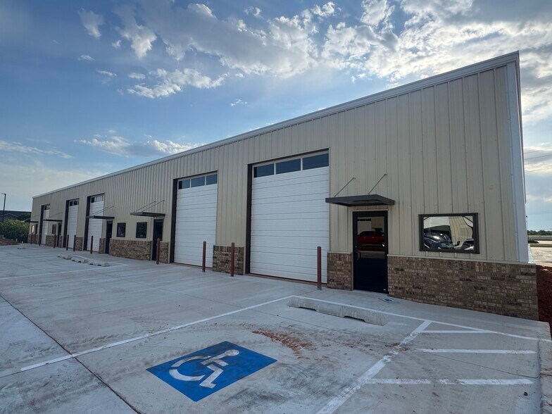 More Photos Of 2107 NW 122nd St, Oklahoma City Flex For Lease