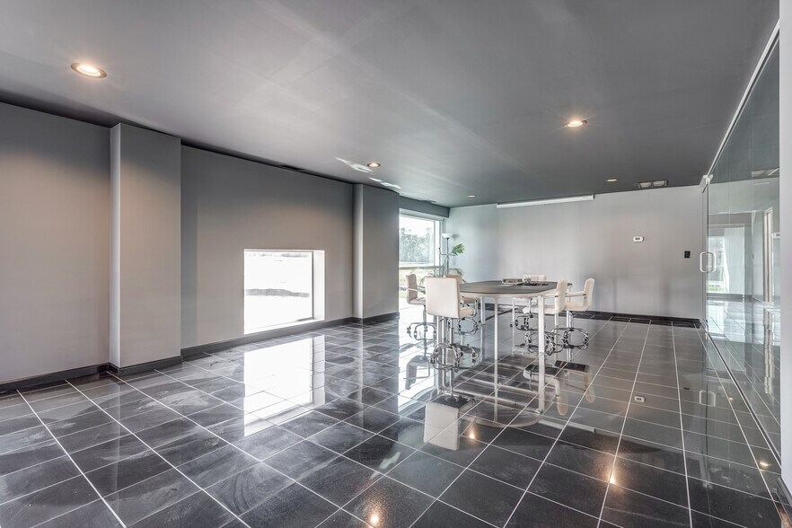 More Photos Of 48 Zion Station Ct, Troy Warehouse For Lease