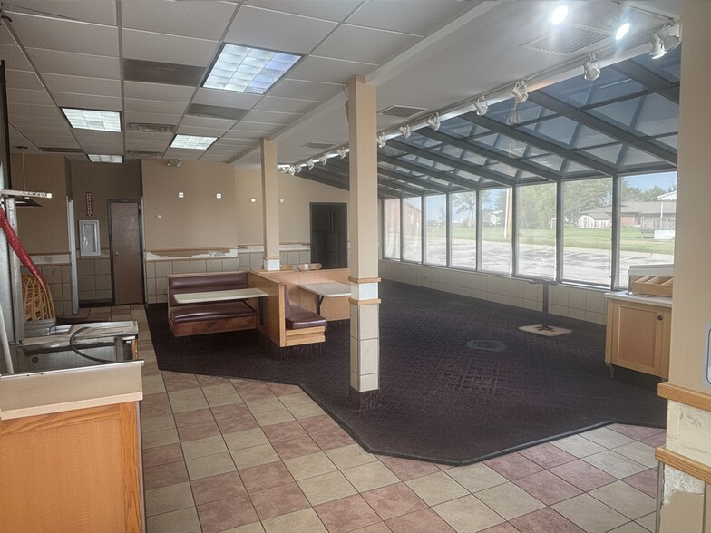 More Photos Of 812 E D St, Hillsboro Fast Food For Sale