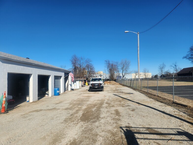 More Photos Of 217 Steedly Dr, Louisville Light Distribution For Sale