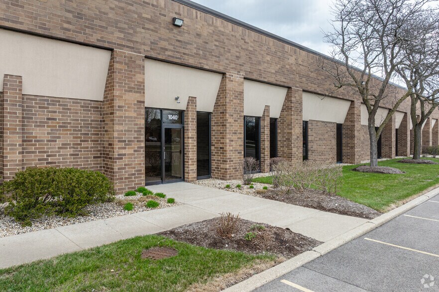 More Photos Of 1040-1060 High St, Mundelein Warehouse For Lease