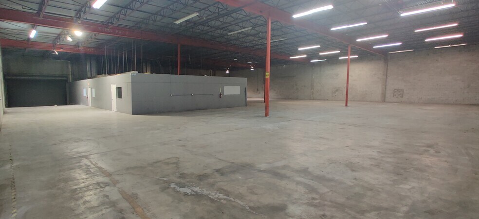 More Photos Of 8292 NW 14th St, Doral Warehouse For Lease